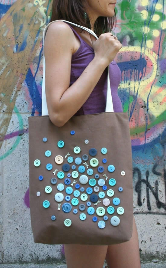 Decoração de bolsa com botões