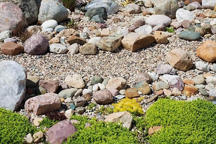 Lindo caminho com pedras