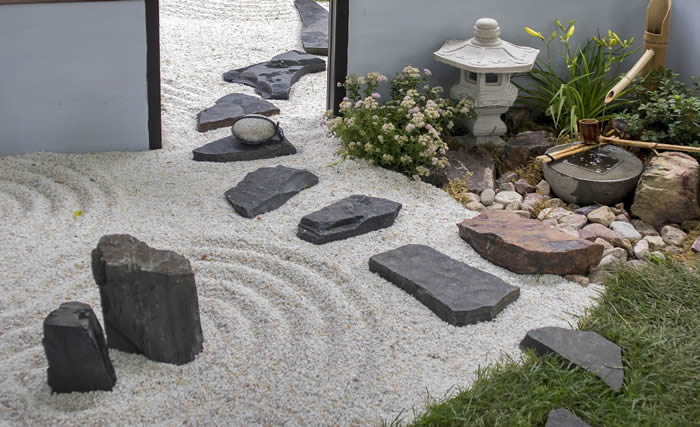Lindo caminho de pedras no jardim
