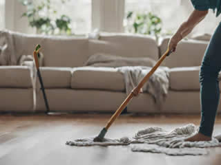Limpando a casa com pano